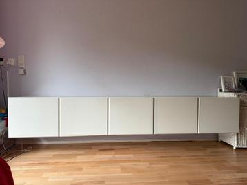 Brede witte hangkast