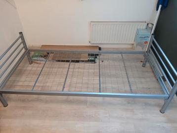 Gratis bed frame