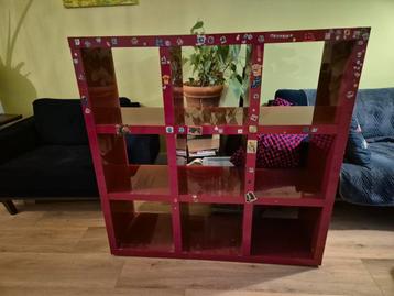 Rood open kallax kast met stickers