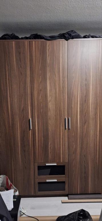 Ruime kledingkast met lades en hangruimte Moet deze week weg