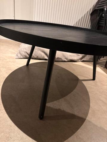 Gratis ronde salontafel, wel wat krassen