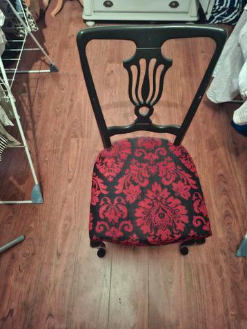 Gratis: 4 Queen Anne stoeltjes (2 zwart, 2 rood)