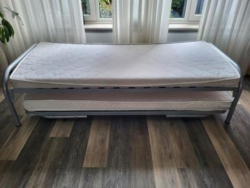 Bed en onderbed. Elk bed 90x200 cm. Gratis op te halen.