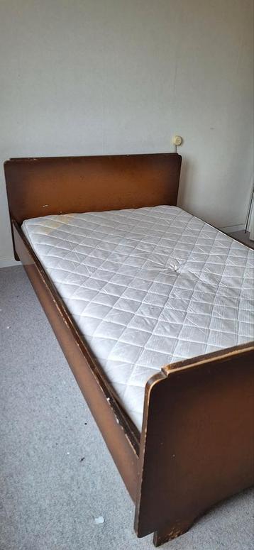 Vintage bed, twijfelaar 120 x 190 cm. Hout.