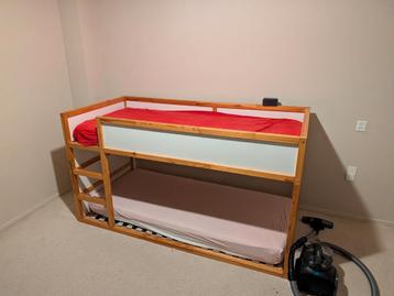 Stevig houten stapelbed met lattenbodems