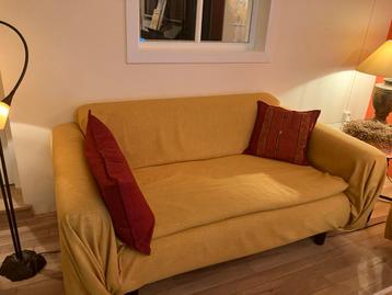 2 zits. onder gele stof  zit grijzige  bekleding. Zie foto