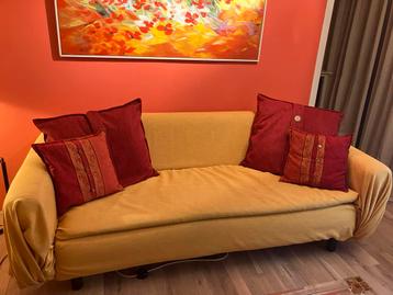 2-3 zits bank ,onder gele bekleding zit gebroken wit