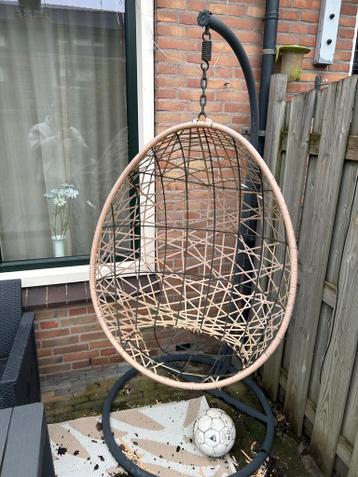 Eivormige hangstoel - Comfortabel en stijlvol