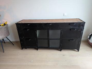 Zwart stalen dressoir met houten bovenkant