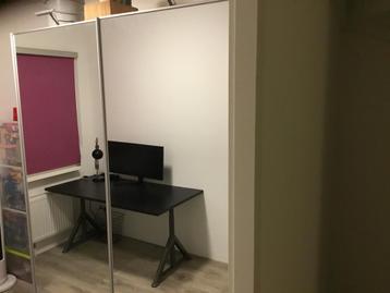 Kledingkast met schuifdeuren en lichtspots