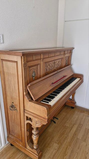 Piano in prima staat, moet gestemd worden