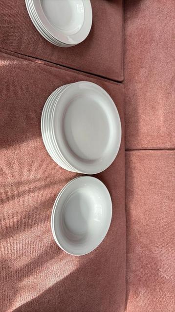 Gratis af te halen servies (borden en kommen)