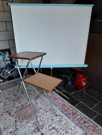 Projectiescherm en tafel