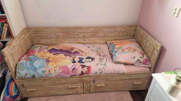 Houten kinderbed met opberglades