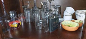 Diverse glazen en servies gratis af te halen in Oisterwijk