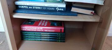 Boeken en boekenkast met slot gratis af te halen