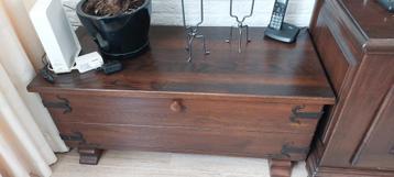 Gratis af te halen: Massief houten kist/kast in Oisterwijk