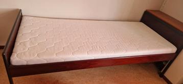 Klassiek kleiner eenpersoonsbed met Auping spiraal en matras