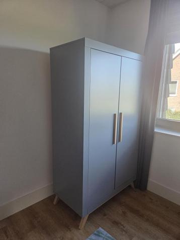 grijze kinderkledingkast