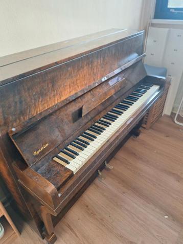 Nyström buffetpiano - Moet gestemd worden