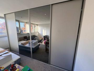 Grote kledingkast met schuifdeuren en spiegel