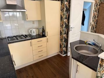 Complete hoekkeuken met spoeleiland en apparatuur