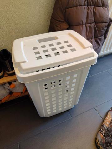 Witte wasmand met deksel - gratis af te halen