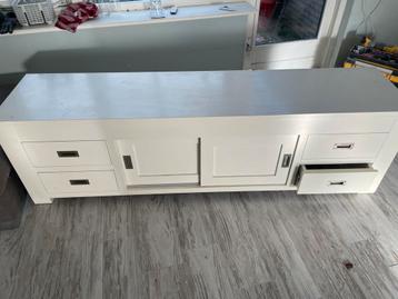 Gratis op te halen: stevige witte tv-kast met lades en schui