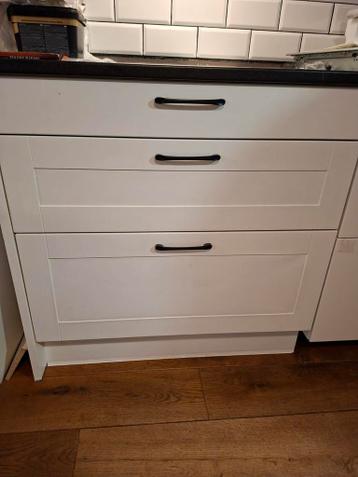 GRATIS kitchen cabinets