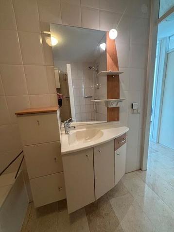 Twee badkamermeubels