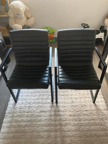 Set van 4 zwarte eetkamerstoelen met armleuningen