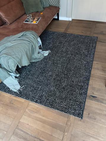 Stijlvol zwart-wit vloerkleed met modern patroon