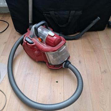 Gratis AEG stofzuiger ( heeft aandacht nodig)