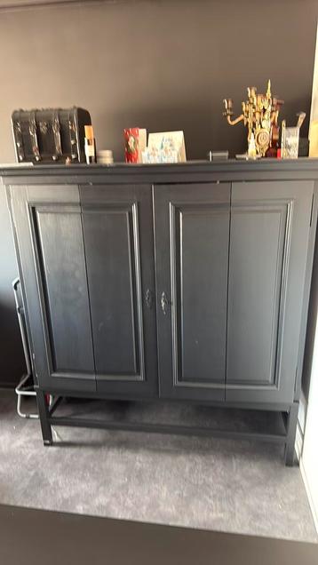 Zwart geverfde grenen kast