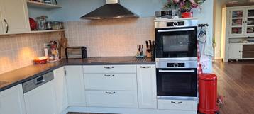 hoekkeuken met Bosch vaatwasser en boiler