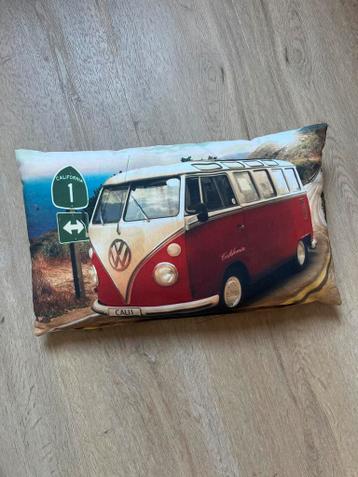 Kussen met Volkswagen busje op Californische weg