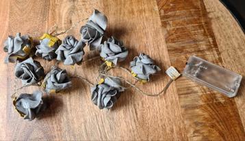 Lichtsnoer grijze roosjes