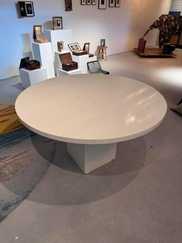 Gratis witte ronde tafel - 130cm diameter