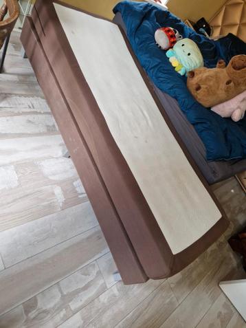 Boxspring bed met 2 onderstellen en matrassen