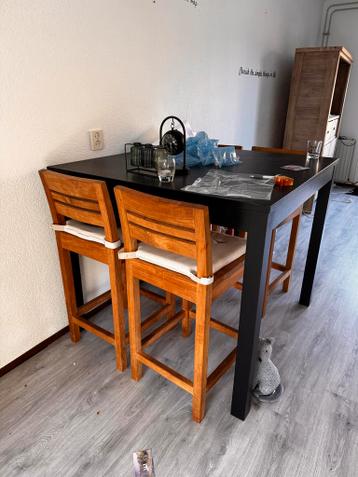 Hoge eettafel met stoelen