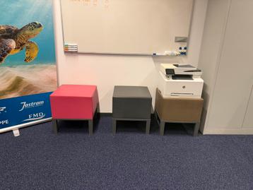 3 gekleurde poefs