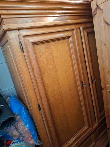 Huiskamerkast/ kledingkast.GRATIS!!!