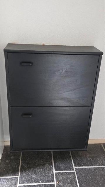 Gratis: Zwarte schoenenkast met wandbevestiging