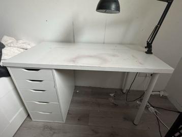 Bureau met ladeblok en bureaulamp