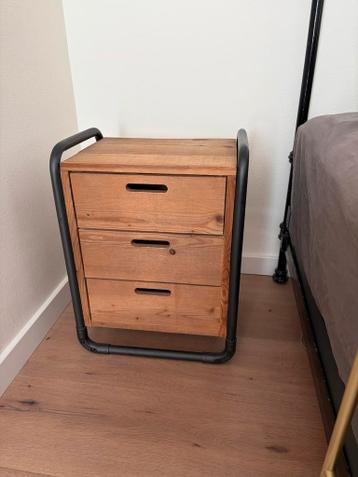 Nachtkastje industrieel hout en metaal (57 hoog, 46 breed)