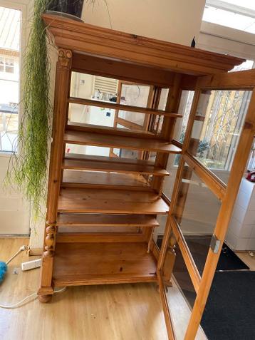 Gratis af te halen: Houten vitrinekast met glazen deuren