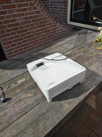 NEC UM301X short throw Beamer