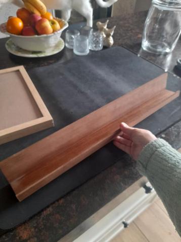 Gratis af te halen: fotolijst en houten plank glaasjes