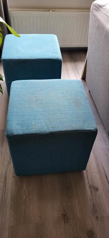 2 Azuurblauwe Poefjes - Gebruikt