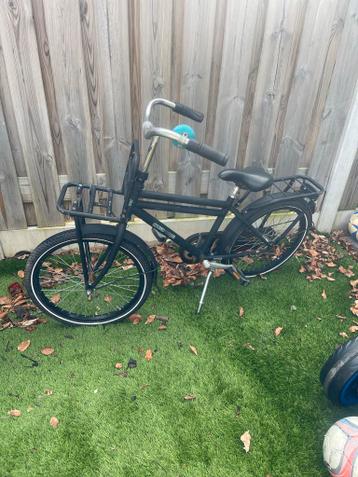 zwarte kinderfiets met voordrager